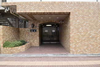 【エントランス】 | お客様を、そして住人を出迎えてくれるマンションのエントランス。ゴミが落ちていないことからも、管理状態の良さや住民の節度の高さが見て取れます。～即日のご見学可能～　お問合せはお気軽にどうぞ。