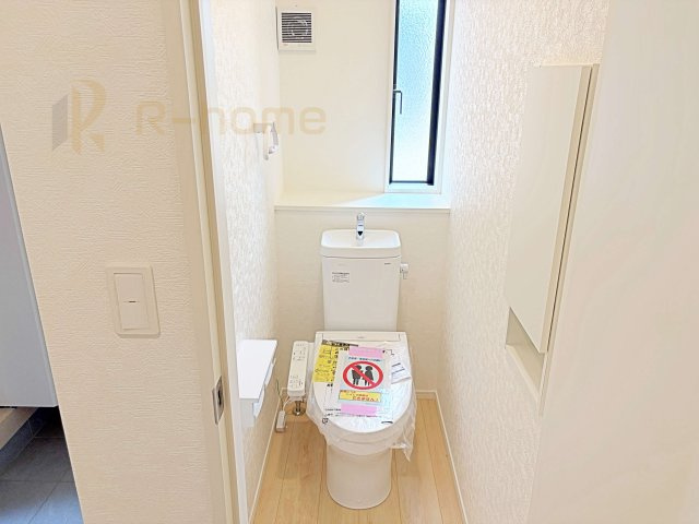 石岡市東光台第4　新築戸建て　2号棟のトイレ|温水洗浄便座付きのトイレ。
トイレが２ヵ所設置で朝の忙しい時間でも安心です。