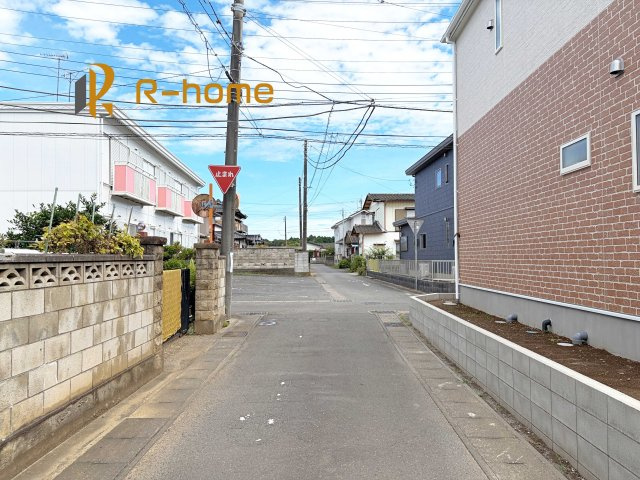 石岡市東光台第4　新築戸建て　2号棟の前面道路含む現地写真|周辺環境も併せて案内致します♪
閑静な住宅地で笑顔あふれる新生活！
ぜひ現地へお越しください♪