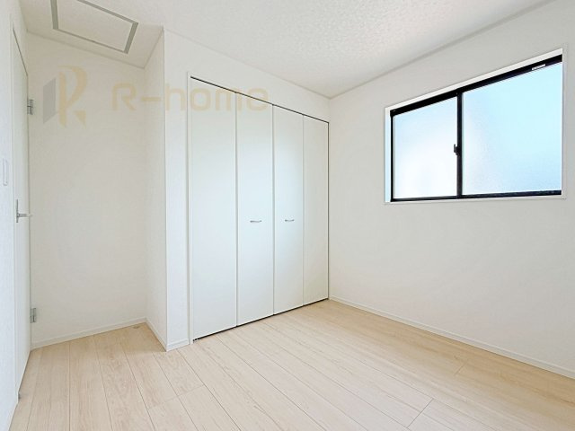 石岡市東光台第4　新築戸建て　2号棟の洋室|どんな部屋家具も合わせやすいシンプルな洋室！
たっぷりの日差しと心地よい風が舞い込む住まい♪