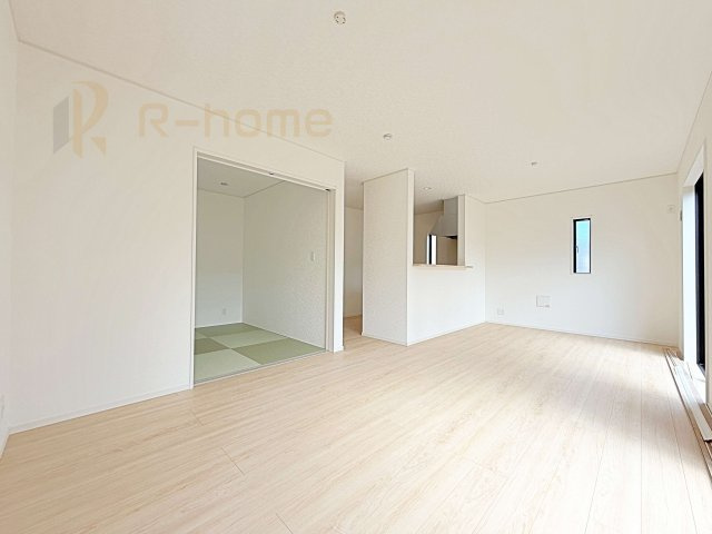 石岡市東光台第4　新築戸建て　2号棟の居間・リビング|広くて明るいＬＤＫ♪ ゆったりくつろげるリビングスペースで、ご家族皆様の笑顔が溢れます。