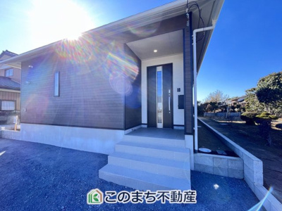 【エントランス】 | CRADLEGARDEN筑西市井上第1　1号棟 | 雨の日のご帰宅時も安心の広々玄関ポーチ♪
