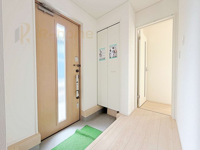 石岡市東光台第4　新築戸建て　3号棟の玄関|気持ちよくご家族やゲストを送迎できる穏やかな雰囲気の玄関♪大きな下駄箱で玄関廻りスッキリ♪