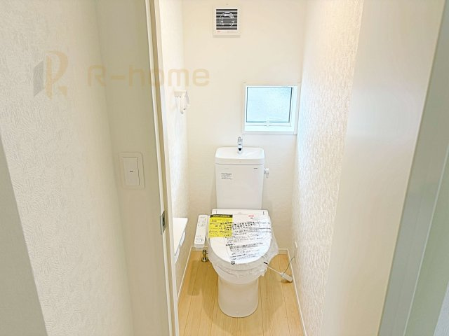 石岡市東光台第4　新築戸建て　3号棟のトイレ|温水洗浄便座付きのトイレ。
トイレが２ヵ所設置で朝の忙しい時間でも安心です。