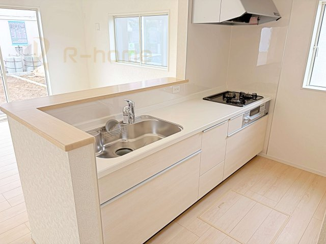 石岡市東光台第4　新築戸建て　3号棟のキッチン|料理をしながら家族とコミュニケーションが取れる対面式システムキッチン。