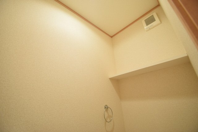 Ａｓｐｉｒｅｒ　ａ　トレゾールのトイレ|トイレ上部に棚あります