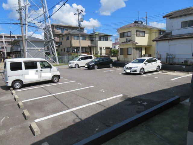 グランデュール柱の駐車場