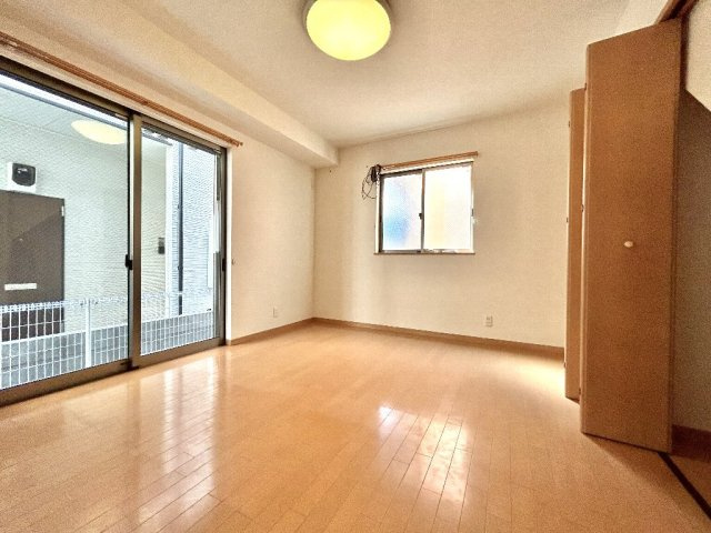 練馬区中村南３丁目　中古一戸建　西武新宿線　鷺ノ宮の洋室|1F7帖洋室は収納量豊富で開口部も大きく設計されております。