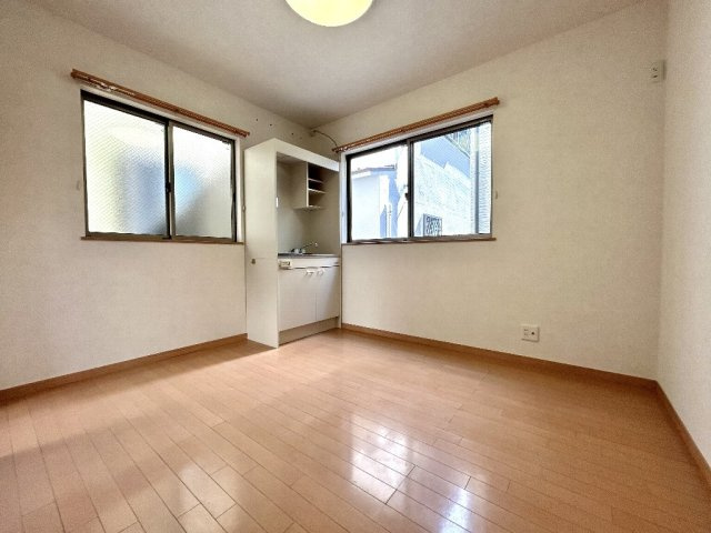 練馬区中村南３丁目　中古一戸建　西武新宿線　鷺ノ宮の洋室|ミニキッチンを備えた1階5.2帖洋室でございます。