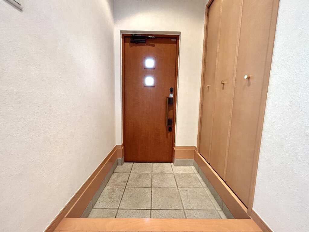 練馬区中村南３丁目　中古一戸建　西武新宿線　鷺ノ宮の玄関|シンプル且つ収納量を確保できた玄関でございます。