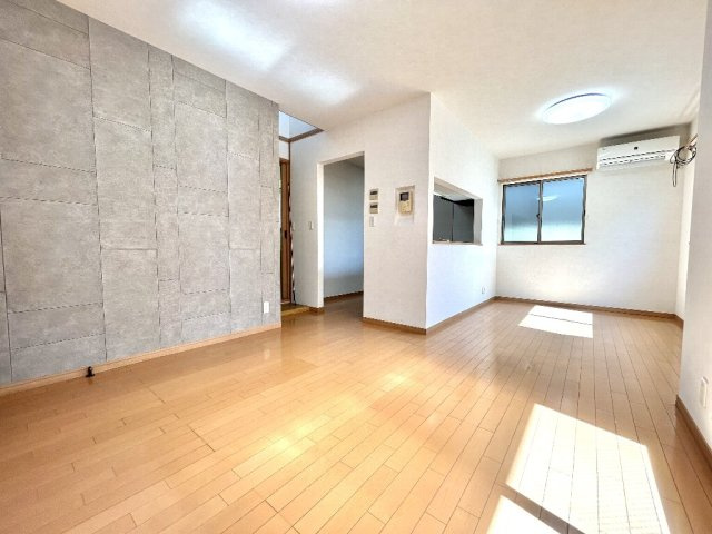 練馬区中村南３丁目　中古一戸建　西武新宿線　鷺ノ宮の居間・リビング|約14.2帖のリビングは東、南側の2方向からの採光により日当たり良好です。