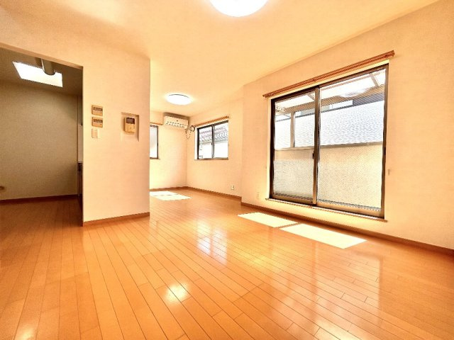 練馬区中村南３丁目　中古一戸建　西武新宿線　鷺ノ宮の居間・リビング|約14.2帖のリビングは東、南側の2方向からの採光により日当たり良好です。