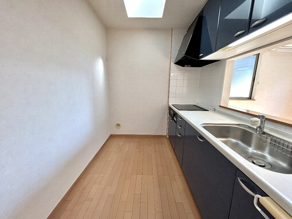 練馬区中村南３丁目　中古一戸建　西武新宿線　鷺ノ宮のキッチン|落ち着いた色味のシステムキッチンにはIHコンロが設置されております。