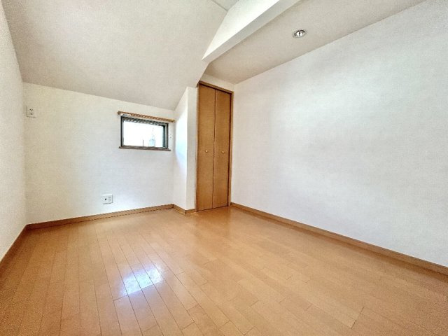 練馬区中村南３丁目　中古一戸建　西武新宿線　鷺ノ宮の洋室|2階約5帖洋室は、西・北側の2面採光、クローゼット付です。