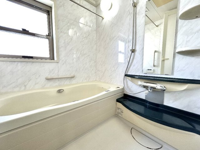 練馬区中村南３丁目　中古一戸建　西武新宿線　鷺ノ宮の浴室|浴室乾燥機付きの1坪タイプユニットバスは高級感のある壁面が魅力的です。