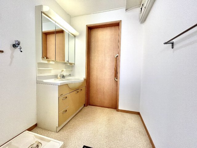 練馬区中村南３丁目　中古一戸建　西武新宿線　鷺ノ宮の独立洗面台|温かみのある色味で統一された洗面スペースには、3面鏡タイプのワイド洗面台が設置されております。