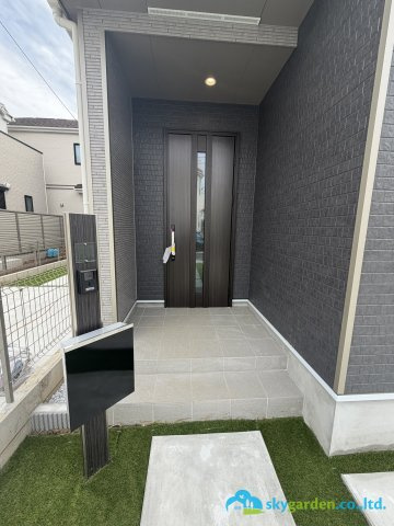 平塚市田村8丁目　新築分譲住宅　全3棟C号棟　の玄関