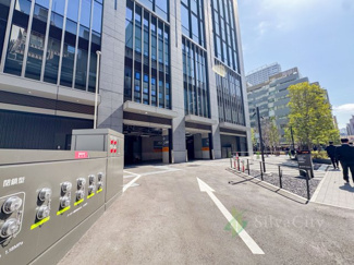 【駐車場】 | ワールドタワーレジデンス | エントランスや駐車場、ちょっとしたお庭部分のお手入れが行き届いていてとてもキレイでした。資産価値を高める部分としては重要なことです。