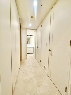 【洋室】 | ワールドタワーレジデンス | 明るく開放的な空間を美しい建具が見事に演出。住まいの顔となる玄関は、落ち着きと華やぎの満ちた空間に。ご家族の「行ってきます」「ただいま」を見守り続けます。
