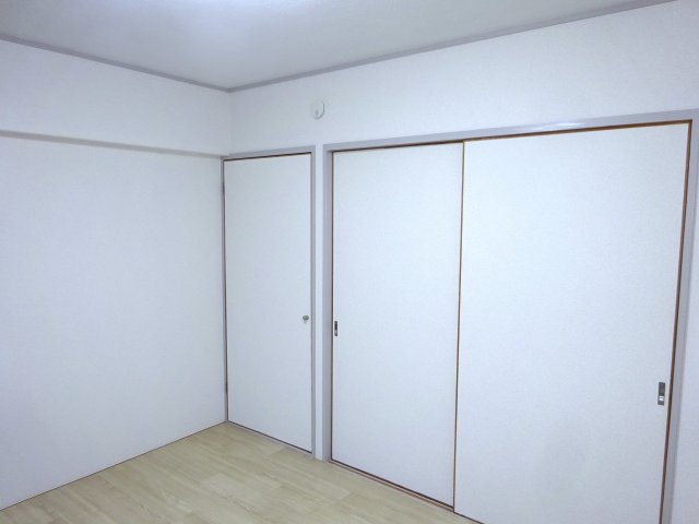 シャトール前川の洋室