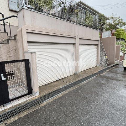 香里ヶ丘１１丁目戸建の駐車場