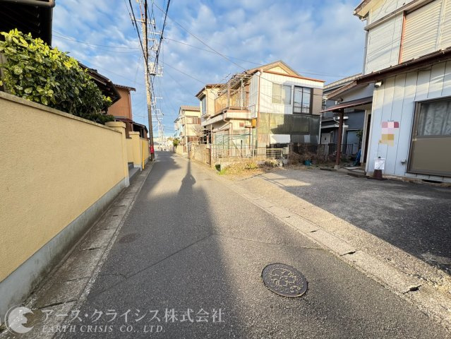 【前面道路含む現地写真】 | 柏市南逆井13期 | 建築条件なし。思い描いたマイホームを、そのままカタチに。陽当たりも良く、ガーデニングや家庭菜園にもぴったりのゆとりある敷地。資産としても魅力のある立地で、将来を見据えた住まい選びを。