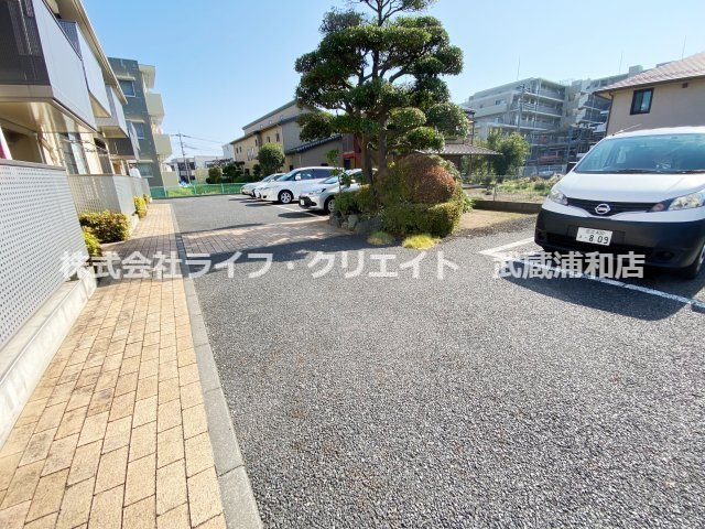 ウィン中浦和 2の駐車場