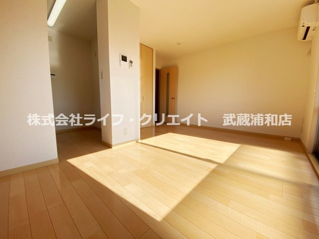 ウィン中浦和 2の居間・リビング|別号室の参考写真です。