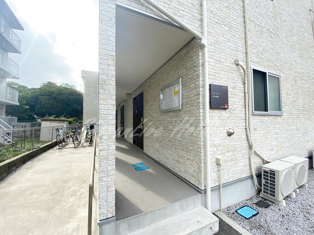 リブリ・腰越のエントランス|清潔感のあるエントランスです♪