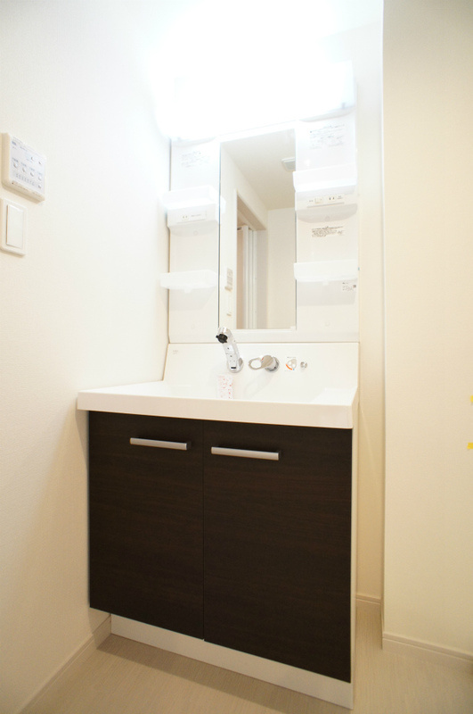 リブリ・腰越の洗面所|明るい洗面所です