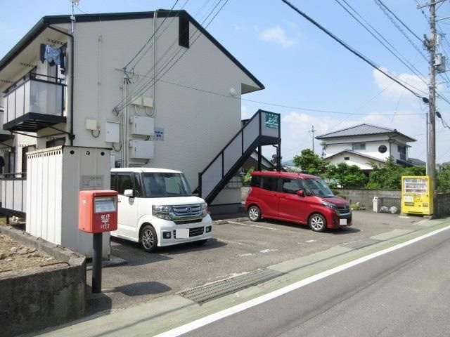 クレストール飯岡の駐車場