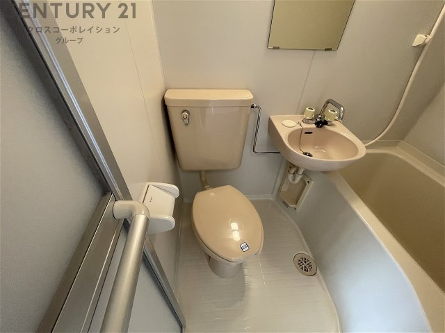 浴室内にトイレがあります！