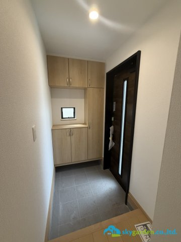 平塚市田村8丁目　新築分譲住宅　全3棟B号棟　の玄関