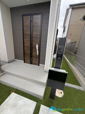 平塚市田村8丁目　新築分譲住宅　全3棟B号棟　の玄関