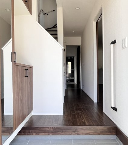 鈴鹿市長太新町2丁目第1期 新築戸建 【全5棟】の玄関