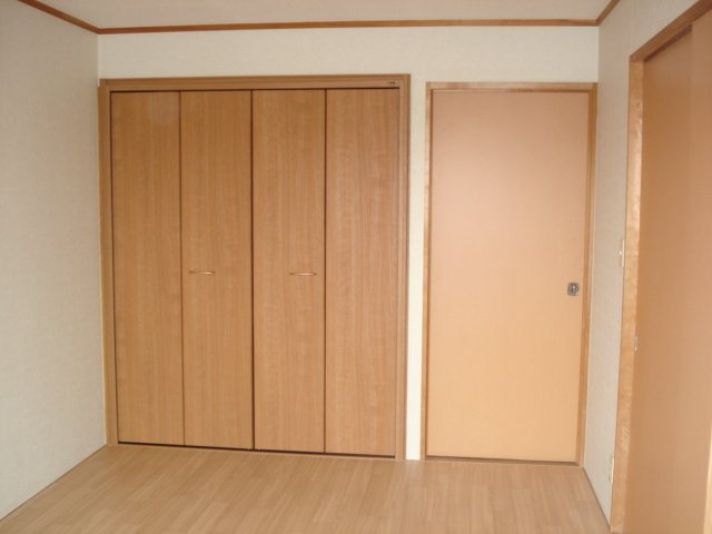 ロイヤルヒルズの内装|洋室（南側）