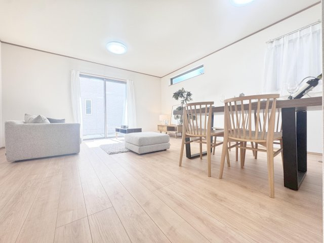 草加市瀬崎７丁目　新築分譲　全８邸の居間・リビング|【リビングダイニング】２面採光、明るいリビング♪暖かな光が射し込む、広々リビングダイニング　