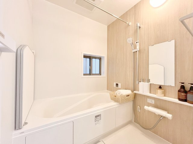 草加市瀬崎７丁目　新築分譲　全８邸の浴室|【システムバス】窓付きの明るい開　放感のあるシステムバス。エコフルシャワー・保温浴槽・浴室乾燥機・エコジョーズなどの省エネ設備が標準装備！オシャレな浴室です♪　