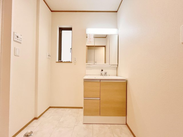 草加市瀬崎７丁目　新築分譲　全８邸の独立洗面台|【洗面化粧台】ゆとりのある洗面室に、たっぷり収納の３面鏡付き、洗面化粧台。明るい陽射しが差し込む小窓があり毎朝気分も上がります♪