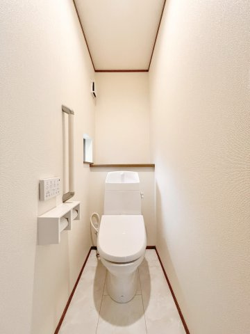 草加市瀬崎７丁目　新築分譲　全８邸のトイレ|【トイレ】ウォシュレット付の高性能トイレは、１・２階に完備してあり、清潔でお手入れもラクラク♪　