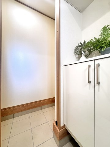 草加市瀬崎７丁目　新築分譲　全８邸の玄関|【SIC】
ベビーカー・傘・ゴルフバッグ・アウターなど外出時の必須アイテムを玄関にスッキリ収納できます(^^)