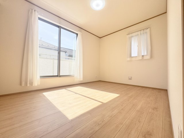 草加市瀬崎７丁目　新築分譲　全８邸の洋室|【居室】どのお部屋も明るくポカポカ暖かい光が入ってきます♪