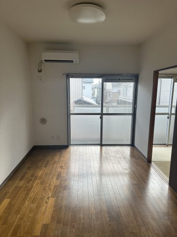 ナイス・アローメイクの居間・リビング|使いやすい居間です