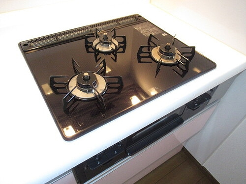 エス・バイ・エルマンション越谷の設備|３口ガスコンロ　※前回募集時2020年10月の写真