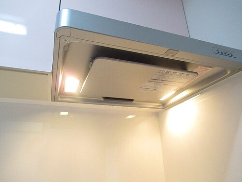 エス・バイ・エルマンション越谷の設備|レンジフード　キッチン　※前回募集時2020年10月写真