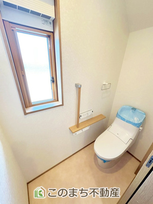 【トイレ】 | 宇都宮市陽東1丁目中古戸建 | 小窓から換気ができて清潔なトイレスペース☆温水洗浄便座搭載です！
