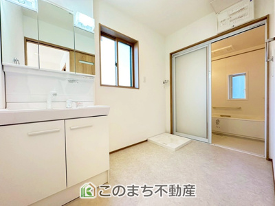【独立洗面台】 | 宇都宮市陽東1丁目中古戸建 | 収納豊富な3面鏡の洗面台にはハンドシャワー完備です
