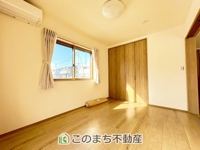 【洋室】 | 宇都宮市陽東1丁目中古戸建 | 陽光がふんだんに降り注ぐお部屋です。陽だまりの空間で、プライベートなお家時間も快適にお過ごしいただけます♪
