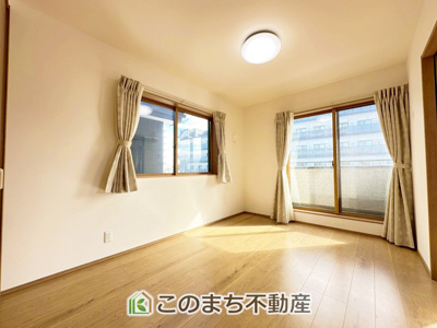 【洋室】 | 宇都宮市陽東1丁目中古戸建 | 採光も確保されたお部屋です。大きいベッドを置いても余裕のあるゆとり空間。
