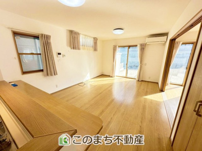 【居間・リビング】 | 宇都宮市陽東1丁目中古戸建 | 南側から暖かな日差しが差し込みます♪キッチンからリビングの様子がよく見渡せます☆

